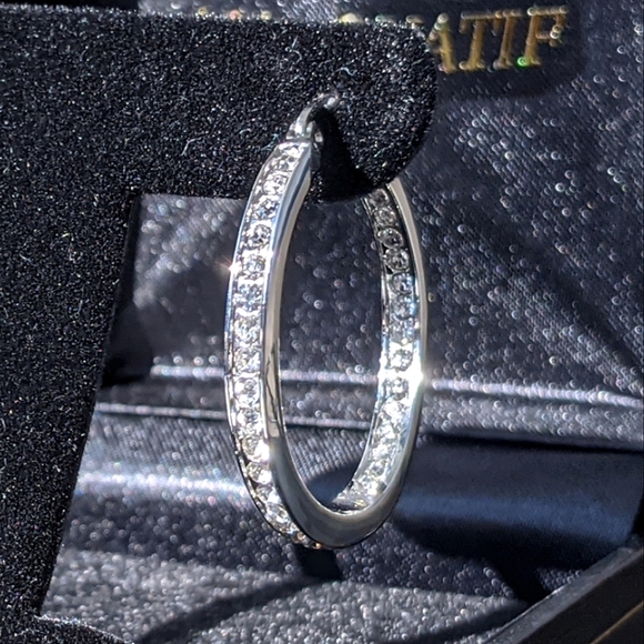 🔖🇨🇦 💎 SWAROVSKI® CRYSTALS INSIDE OUTSIDE HOOP EARRINGS WHITE GOLD OVERLAY - Picture 4 of 6